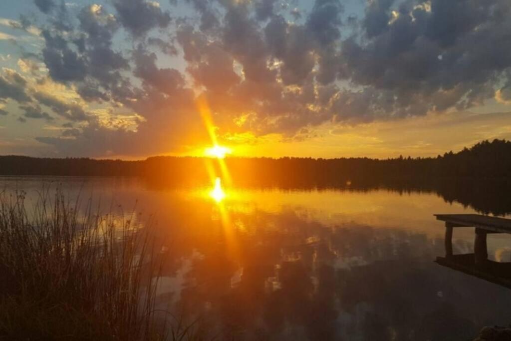 Bungalow Direkt Am See, Mit Eigenem Boot ローディング エクステリア 写真