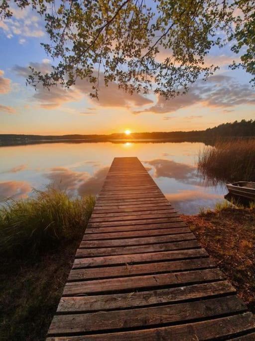 Bungalow Direkt Am See, Mit Eigenem Boot ローディング エクステリア 写真